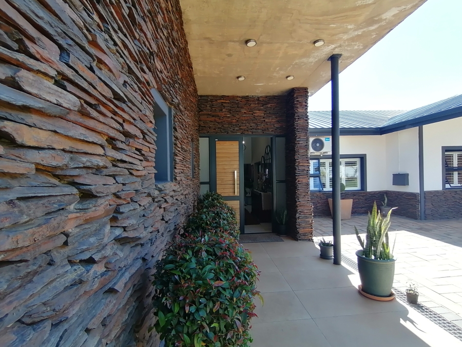 6 Bedroom Property for Sale in Wilkoppies North West